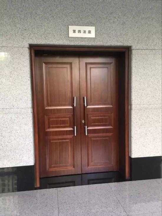 今天，杭州市中级人民法院开庭审理该起刑事案件，男生薛某涉嫌故意杀人罪。