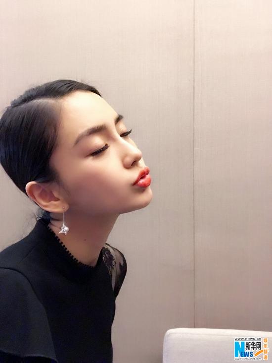 Angelababy七夕剧组过 发自拍留画面给粉丝发