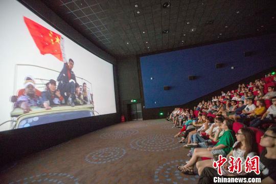 资料图:《战狼2》影片中冷锋(男主角)举着中国国旗安全通过交战区。 张云 摄