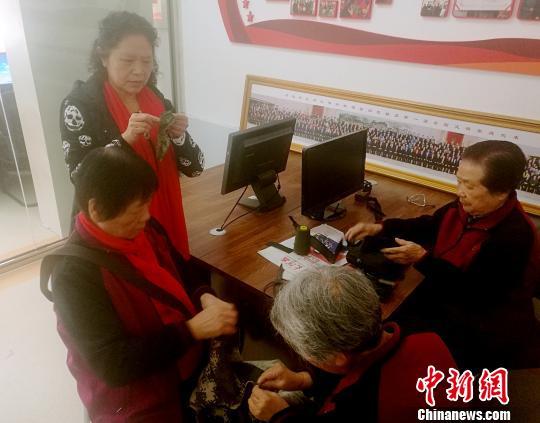 刘英利用休息时间到“老妈妈拥军服务队”做义工,为战士缝补衣物。(左一为刘英,右一为其母亲袁雪云) 刘鹏 摄