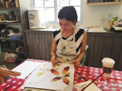 从2015年开始，孙燕姿利用空闲的时间学习画画。