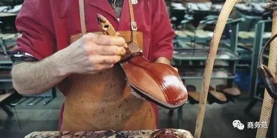 使用蜡油和巴西棕榈蜡，将边缘和鞋底处染色