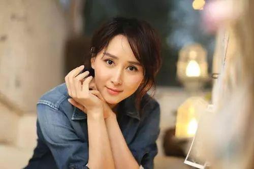 胡静在减产的几年内做了什么?她教孩子学中文,因为孩子是中国人;