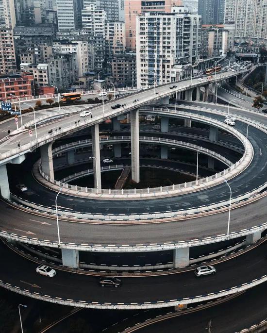 95后摄影师镜头下的重庆走红:太硬核了