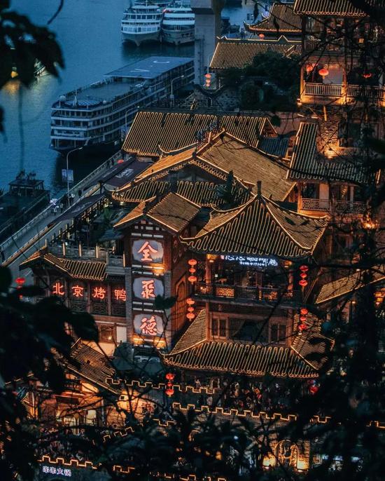 95后摄影师镜头下的重庆走红:太硬核了