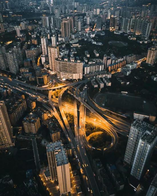 95后摄影师镜头下的重庆走红:太硬核了