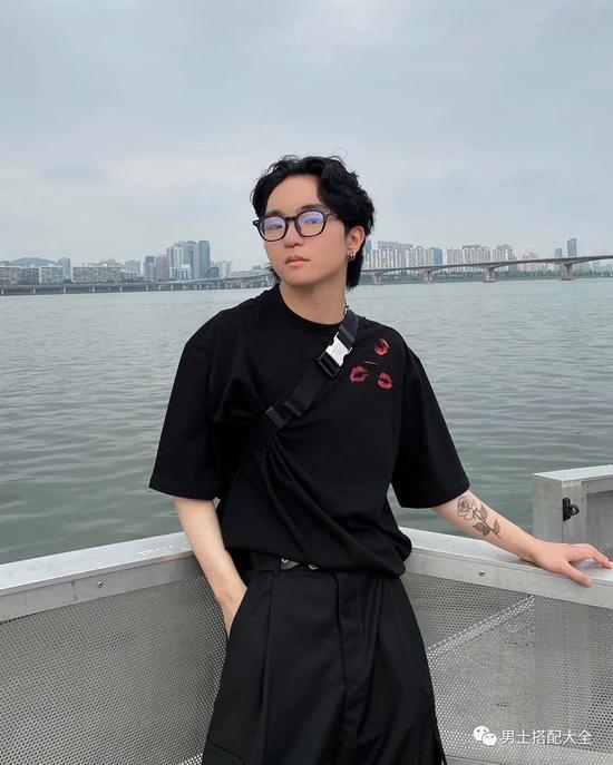 黑T与白T谁才是男人T恤中的百搭王者? 黑T与白T谁才是男人T恤中的百搭王者?