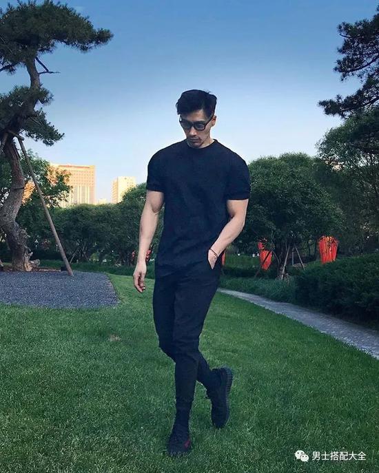 黑T与白T谁才是男人T恤中的百搭王者? 黑T与白T谁才是男人T恤中的百搭王者?