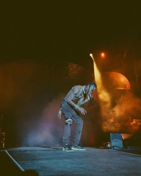 travisscott图片高清,travisscott图片 travisscott的这件裤子时髦到让我放弃牛仔裤