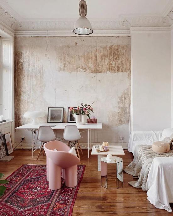 斑驳破旧的墙面搭配清爽的家具 竟然这么合得来