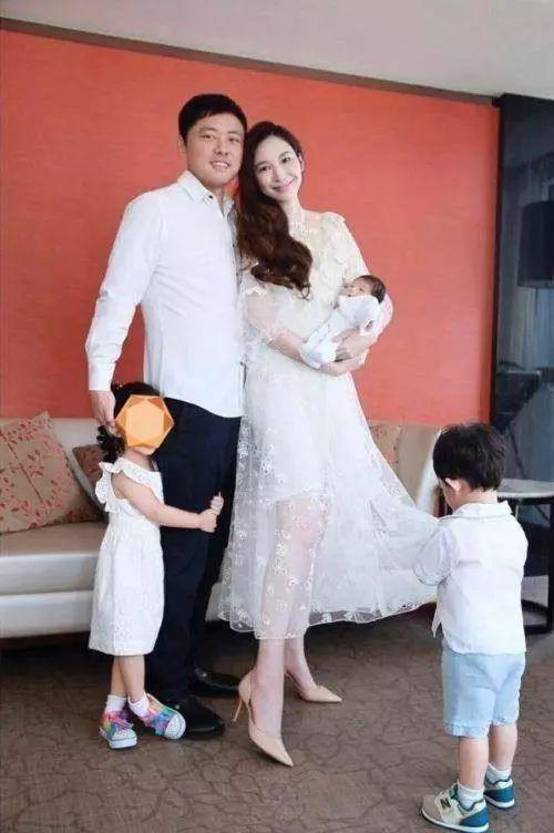 然而,四个孩子,也没有让她“召唤”出一个老公。