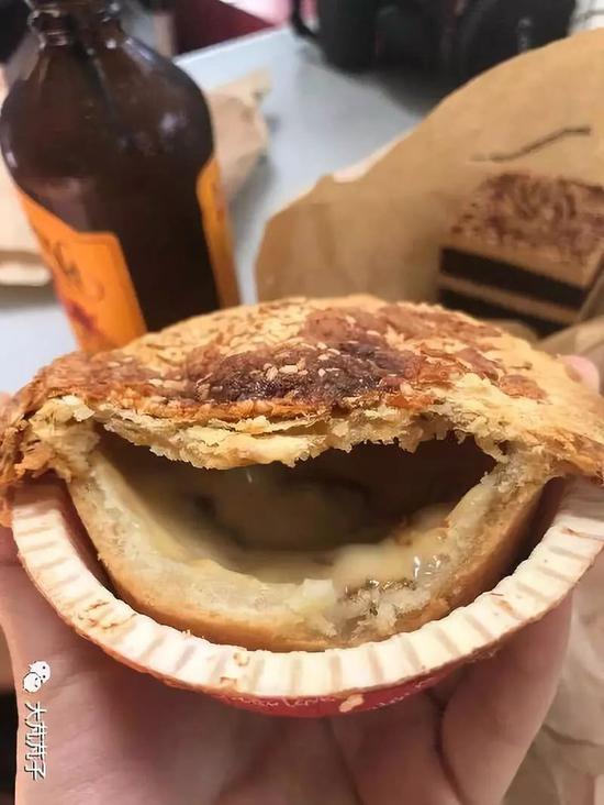 内馅是长时间烹煮炖烂的牛肉粒,怎么说他的味道呢。。。。。。