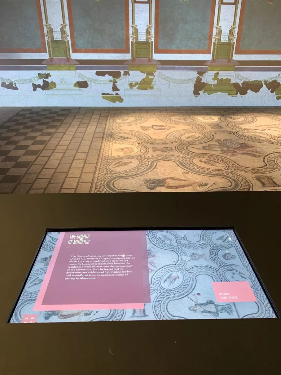 博物馆在原作旁边做了一个复制品,供小朋友和盲人用手触摸感受。