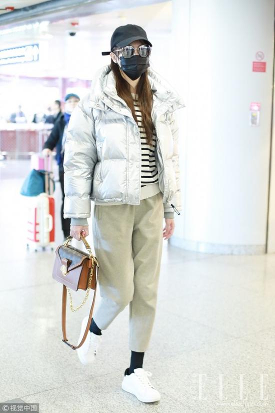 唐嫣的银色亮面羽绒服搭配浅色系运动裤看起来更加清爽。