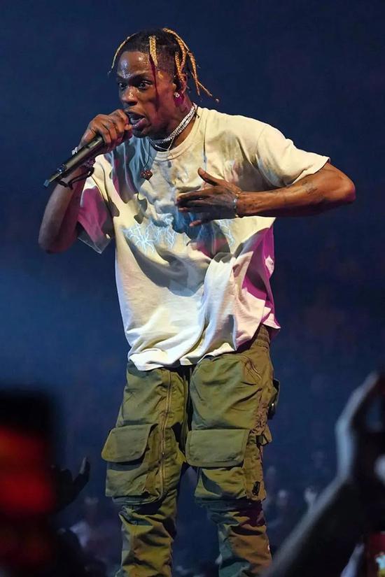 travisscott举话筒杆,travisscott举话筒架 travisscott的这件裤子时髦到让我放弃牛仔裤