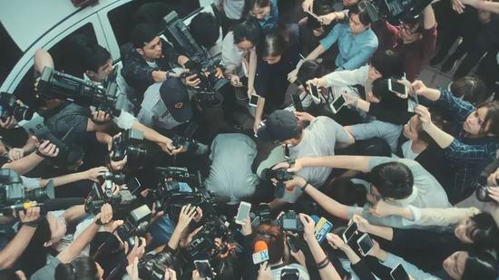 贾静雯：《我们与恶的距离》