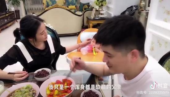他在养娃的过程中,渐渐变得体贴起来。他把所有的爱都给了自己的家庭。