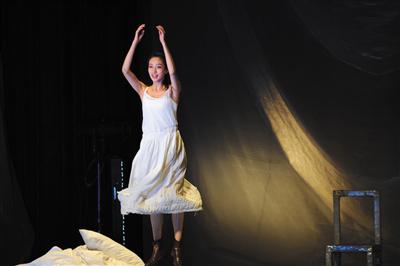 麦子主演孟京辉的话剧《恋爱的犀牛》