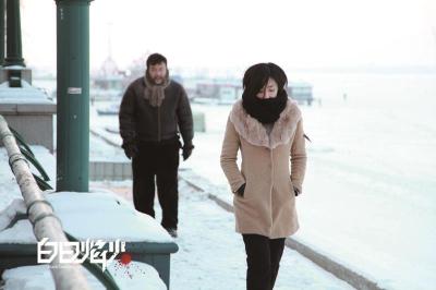 由刁亦男导演的《白日焰火》是对黑色电影类型进行借鉴而成功的艺术电影。在国内上映后票房超过一亿,可以说是叫好也叫座
