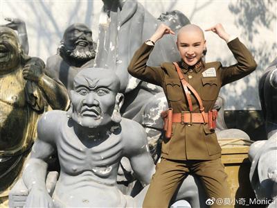 为了拍摄电视剧《天衣无缝》,莫小奇剃了光头。
