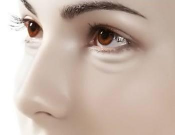 眼袋黑眼圈都太重怎么办 教你有效保养眼部肌肤|眼袋|黑眼圈|肌肤_新浪女性