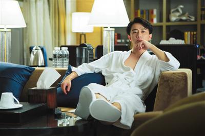《亲爱的翻译官》,图中五星级酒店里的假书,也出现在了办公室里。
