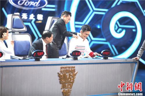 孙杨庾澄庆董卿李昌钰进行“扑克牌记忆”挑战。