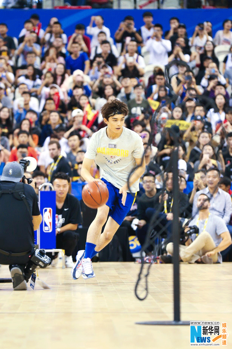 7日下午,吴磊现身NBA球迷日活动,和NBA球星杜兰特、汤普森组队参加挑战赛,投入制胜球,赢得双冠军,获队友点赞。