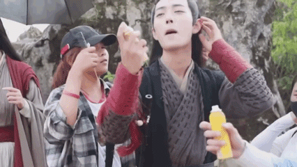 肖战和王一博之前在《陈情令》的拍摄现场 相约互涂防晒,一起拒绝晒黑
