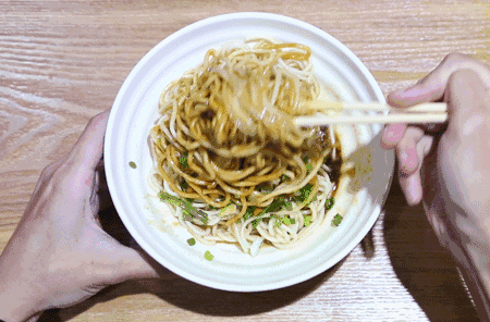 外表粗犷,内心细腻的热干面。图/soogif