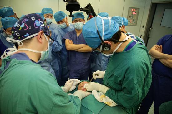 Dr。 Lee L.Q。 Pu教授手术演示中（戴耳麦者）