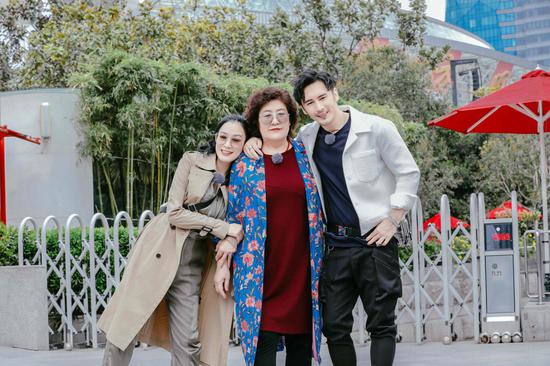 钟丽缇和老公,婆婆在一起