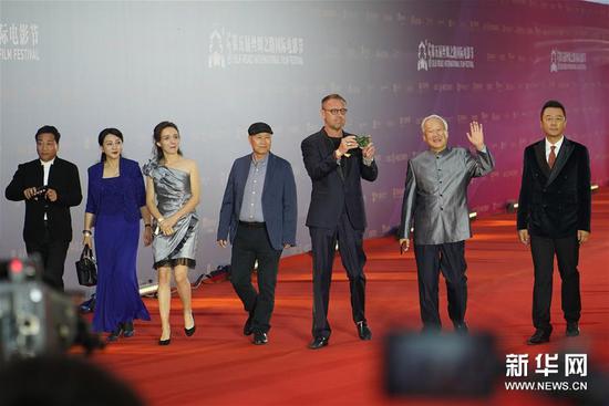 10月8日，第五届丝绸之路国际电影节评委会成员亮相开幕式红毯