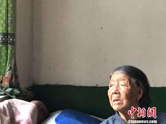中新网记者去年8月15日在郝月连老人家中采访时所拍照片。