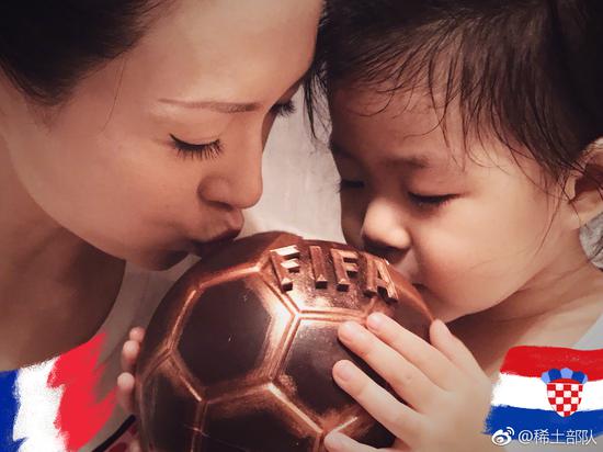 章子怡调侃女儿颜值