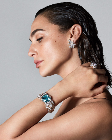 盖尔·加朵佩戴蒂芙尼2022 Blue Book高级珠宝系列BOTANICA - Schlumberger 花朵造型手镯、钻石戒指及耳环