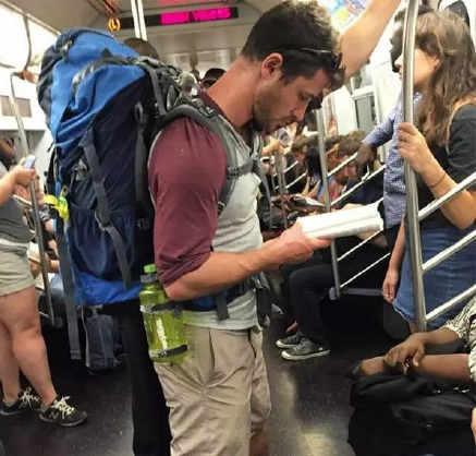 地铁上阅读的型男