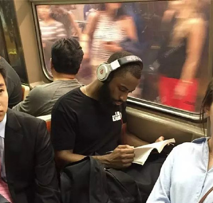 地铁上阅读的型男