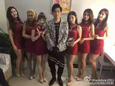 周杰伦与T-ara合影