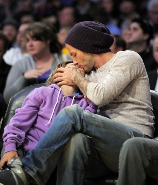 13岁没了初吻又怎样，小贝最深情的吻都给了他们|爱意|初吻|贝克汉姆_新浪女性_新浪网