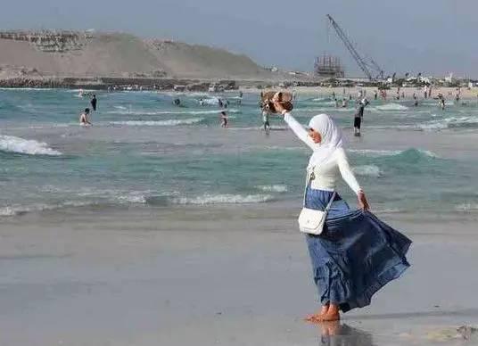 伊朗：公共游泳池有秘密 女人穿長袍游海灘