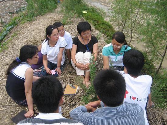 1、2008年7月13日去北川擂鼓镇探望北川中学的学生。短袖黑衣者是龙迪。拍摄者贾国鹏