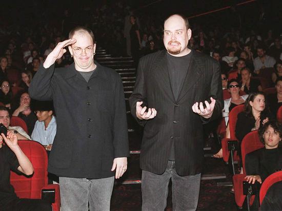 活久见!《黑客帝国》导演兄弟先后变性终成姐