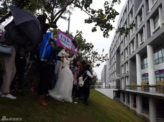 现场粉丝穿婚纱