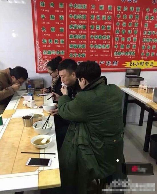孫紅雷張藝興小店吃面親密擦嘴 同款套餐走紅漲價