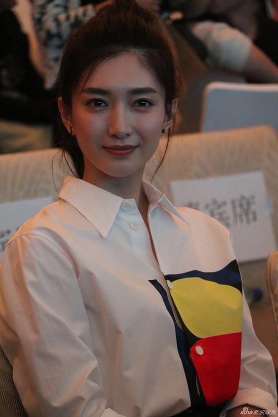 胡歌谈与江疏影恋情有遗憾没能保护好她