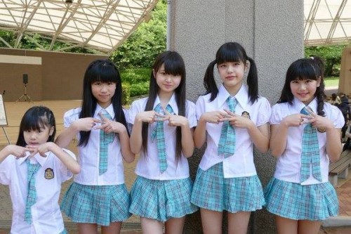日本小学生女团走红 穿比基尼走性感风遭质疑