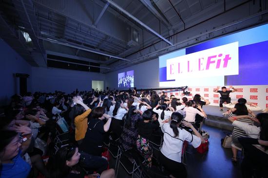 ELLEfit 午后拉伸现场,人马君教练带大家舒缓伸展