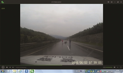 行车记录仪记录下夫妻雨中救助伤者的镜头