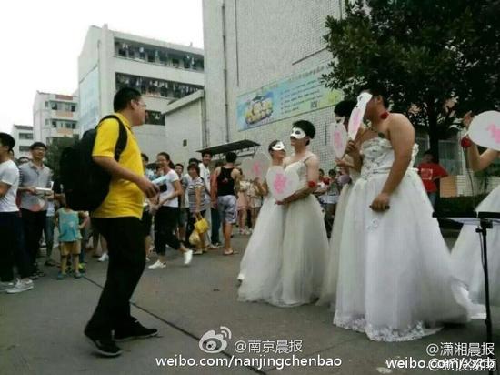 男子穿婚纱街头向小伙求婚遭拒_求婚图片动漫